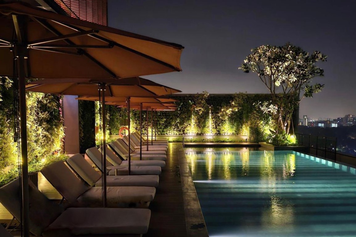 2-AZ-Singapore_pool-cropped.jpg